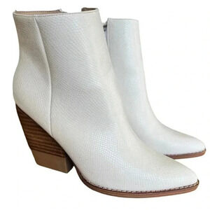 ARIDER GIRL white faux leather booties, size 6, side zip, 2.75” heel, EUC